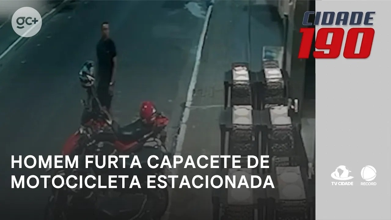Homem furta capacete deixado em motocicleta estacionada ao lado de outras na rua | Cidade 190