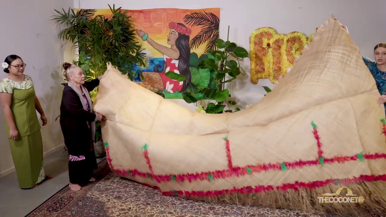 How to present the Samoan ie toga (fine mat) YouTube
