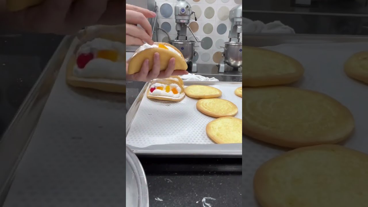 후르츠 칵테일 쏙쏙 박힌 생크림 오믈렛 (딸기철이 아니어서 넘 아숩😲) | Biskuit-Omelett - YouTube 후르츠 칵테일 쏙쏙 박힌 생크림 오믈렛 (딸기철이 아니어서 넘 아숩😲) | Biskuit-Omelett - YouTube