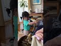 パパの耳に指を突っ込んだ1歳児の反応が可愛かった
