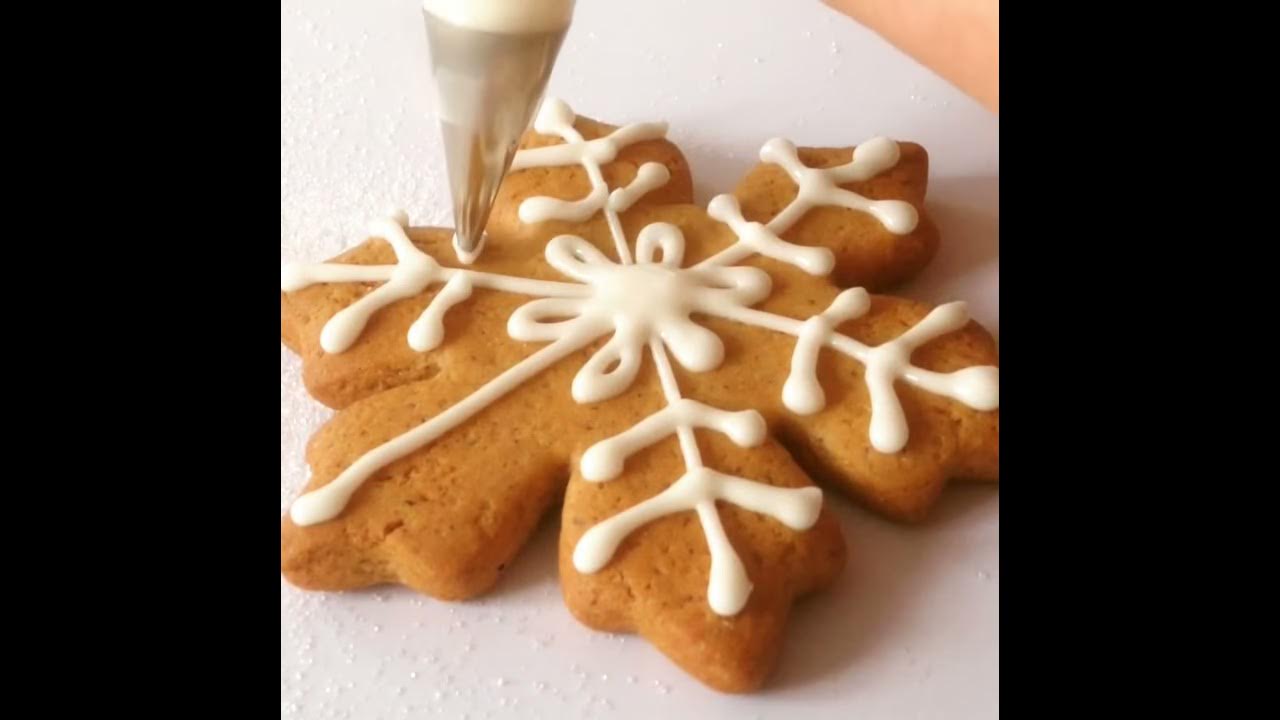 Comment décorer un biscuit de Noël avec du glaçage royal I Sweetly Cakes 