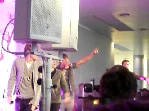 BTR singing 'Til I Forget About You' at Westfield!!
