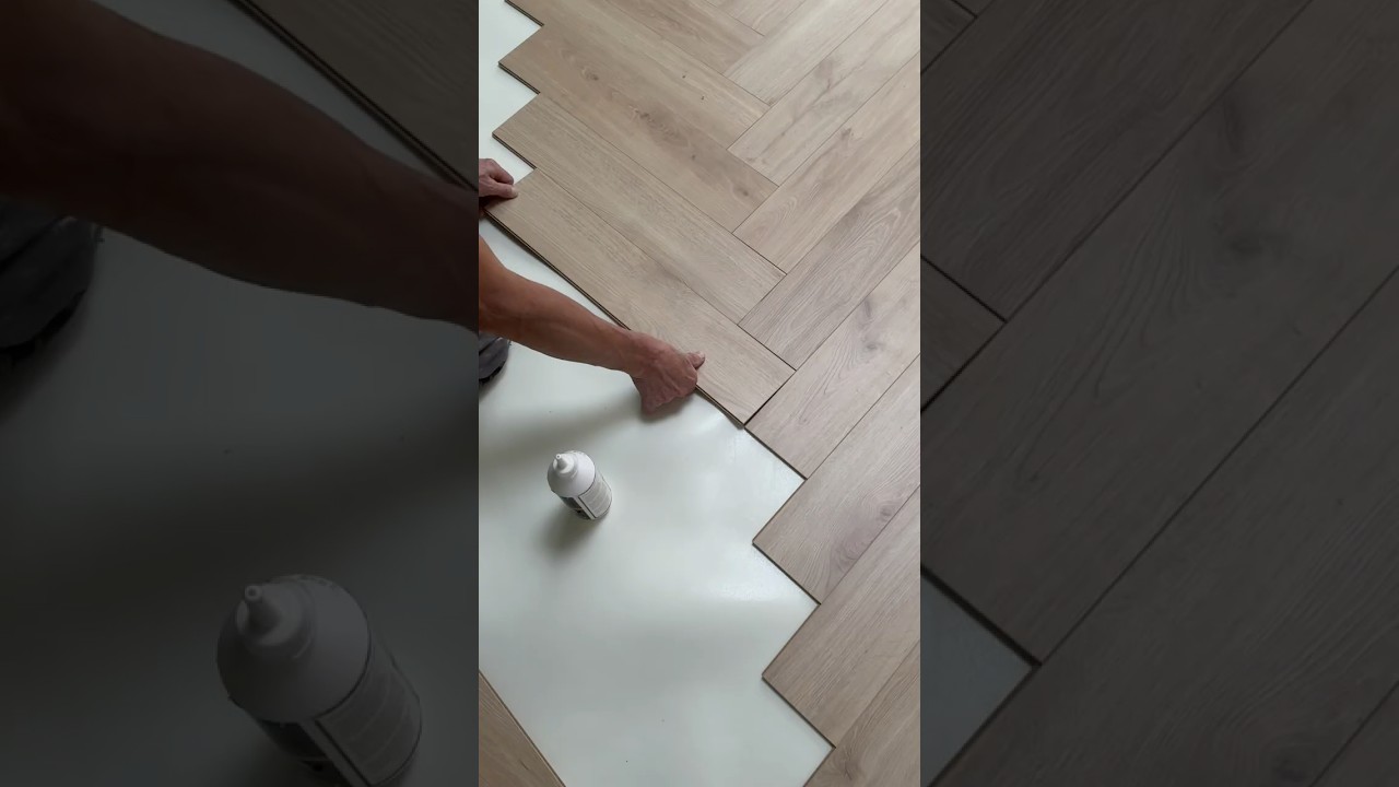 L’art et la précision pour la pose impeccable d’un sol stratifié en bâton rompu, avec Gérard 🔨#reno