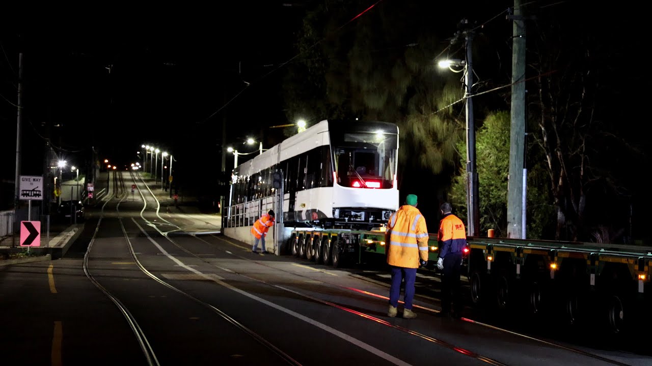 HOW YOU UNLOAD A NEW TRAM FROM THE TRUCK - Alstom Bombardier E2 Tram 6098 - Melbourne Trams