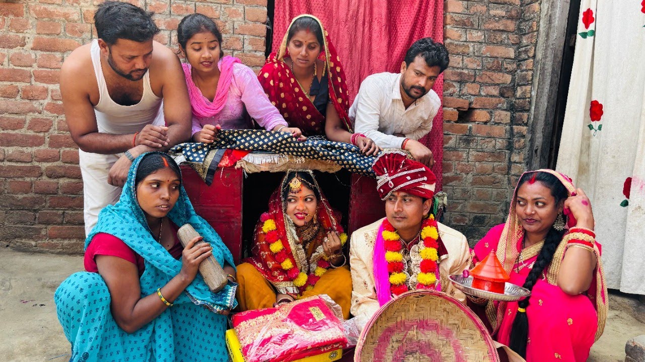 गांव में नई दुल्हन का स्वागत, देखिये कैसे डोली से सास रिति रिवाज से उतारती है।|Priti Singh Comedy 