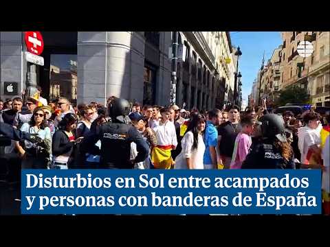 Tensión en la Puerta del Sol entre acampados y manifestantes con banderas de España