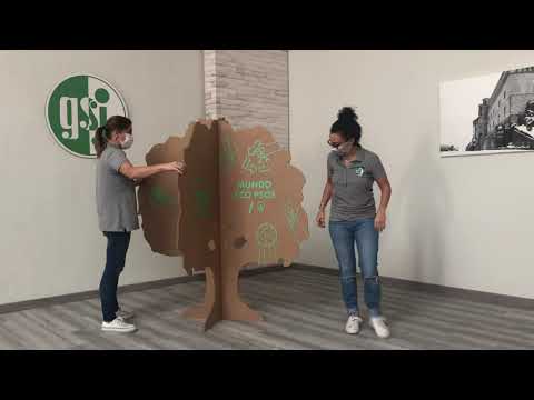 Tótem con forma de árbol de cartón