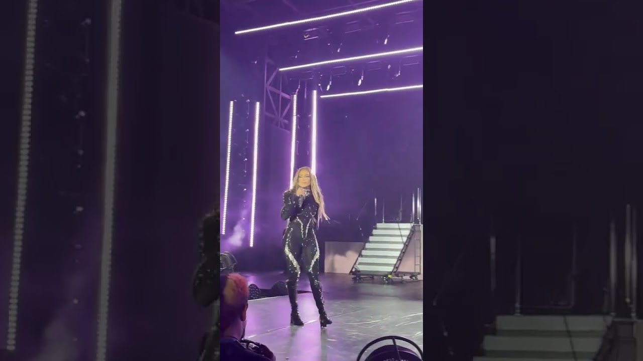 Fan Gives Jennifer Lopez Roses For Her Birthday In Concert Egypt Love You Jlo Up All Night