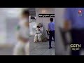 تصرف عفوي من شرطي صيني تجاه أم مرهقة يلامس قلوب الملايين