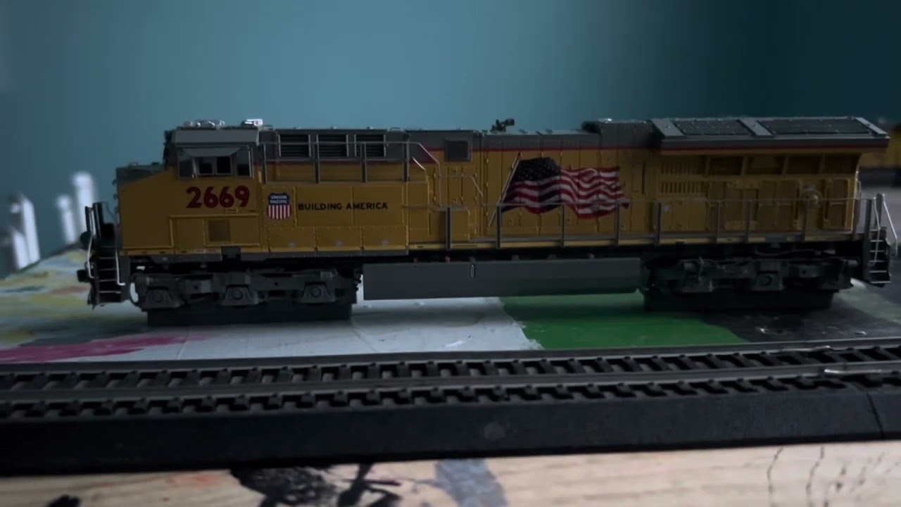ScaleTrains ET44AC Union Pacific 2669 review in my very personal train room at the new house!