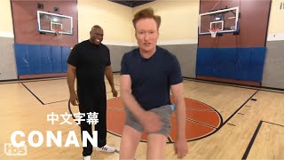 [康納秀] 康納跟魔術手莊遜打球被電爆! 魔術被強制變身成白人 (中文字幕) || Conan O'Brien