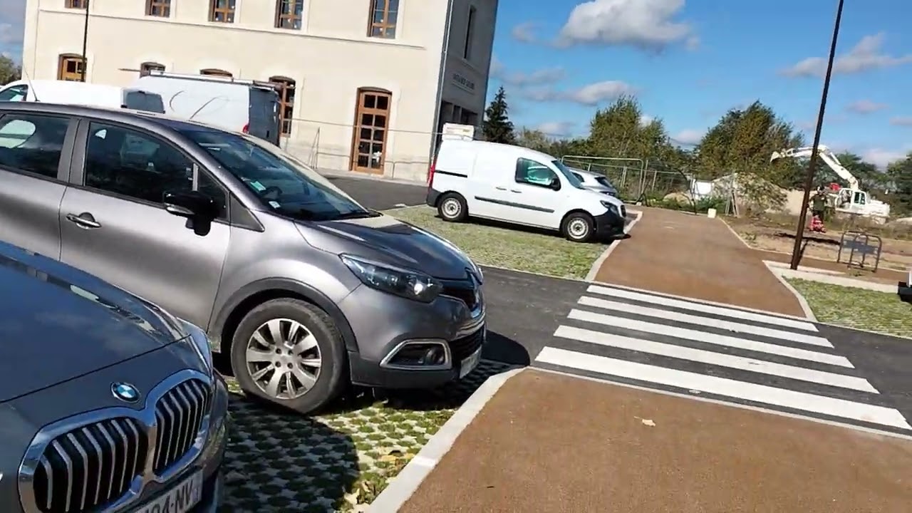 La Gare de Châteauneuf sur Loire est presque finie et le parking est fait il y a plus que le train 🚉