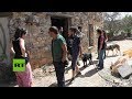 Jóvenes recuperan una aldea abandonada y los multan por ocuparla ilegalmente