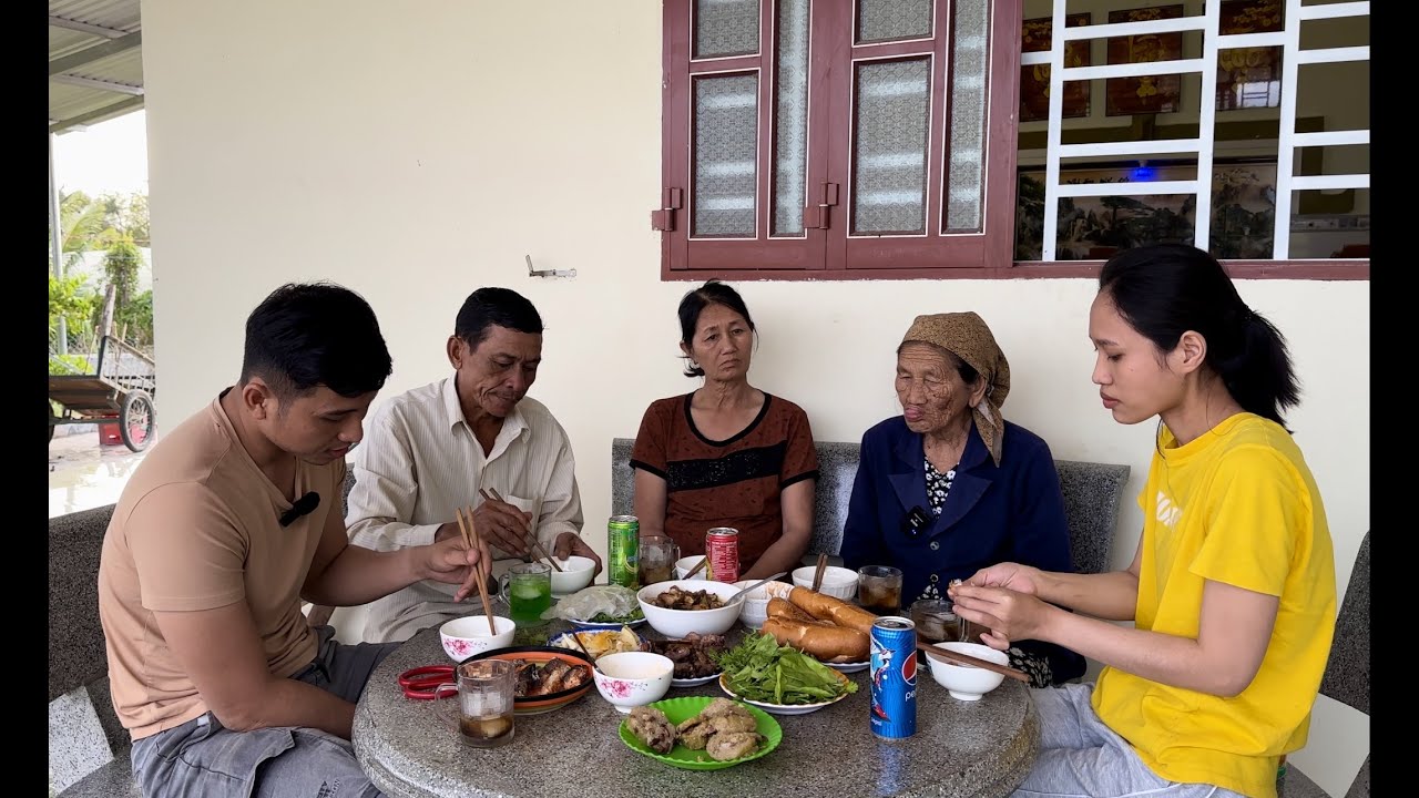 EM GÁI LẠI XA GIA ĐÌNH - CẢ NHÀ HỌP MẶT ĂN BỮA CƠM CHÚC TẾT KHÁN GIẢ NĂM MỚI 2023