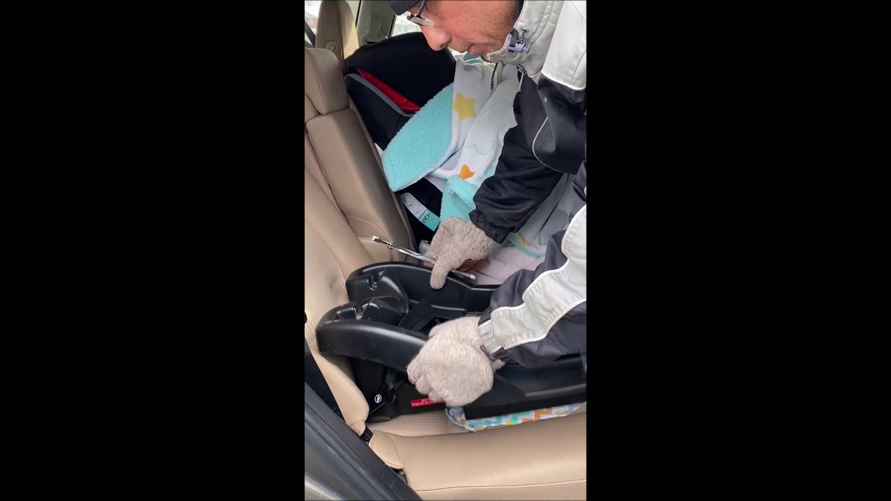 How to remove a baby car seat base Graco snugride CK 35. NEARLY BROKE