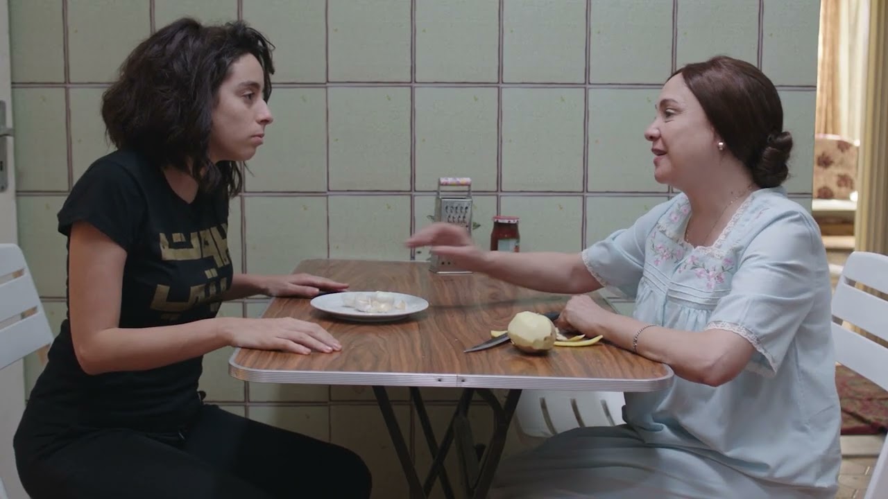 لمياء رجعت البيت و ليلى هتقول لأولادها أنها هتتجوز رجائي 🙈 #سابع_جار