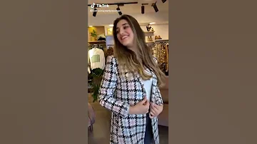 ولع قلبي لما شافها ولع كان مروح بس حلف ليها يرجع راح لقاها ماشية بتدلع قالها هاتي رقمك لو ينفع ضحكت 