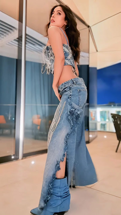 Sexy dance moves 💃🏻 Shehnaaz Gill in Dubai #shorts #shehnaazgill
