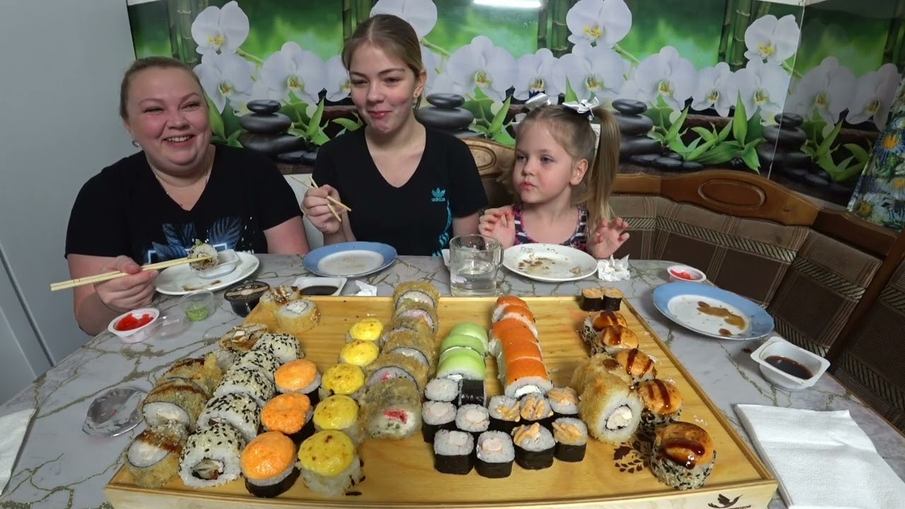 Мукбанг роллы. С этой доставкой у нас вышел ролик, который набрал 2.000.000 просмотров