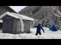 屋根の下から屋根の雪を落とすとき「らくらく 雪すべ〜る」