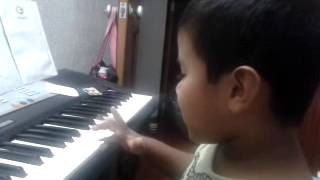 Enseñandole a mi hermanito Estrellita en el piano.