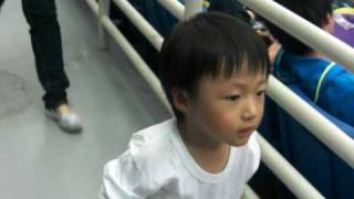 3歲小娃 在 桃園棒球場 熱舞