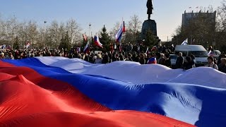 В Севастополе развернули огромный флаг России и Георгиевскую ленту В Севастополе развернули огромный флаг России и Георгиевскую ленту