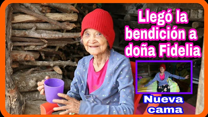 Entrega de donacin a doa Fidelia