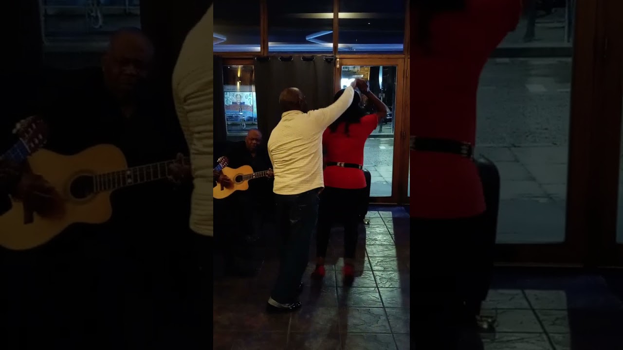 Cover version of Shape Of You by Dos Sonidos