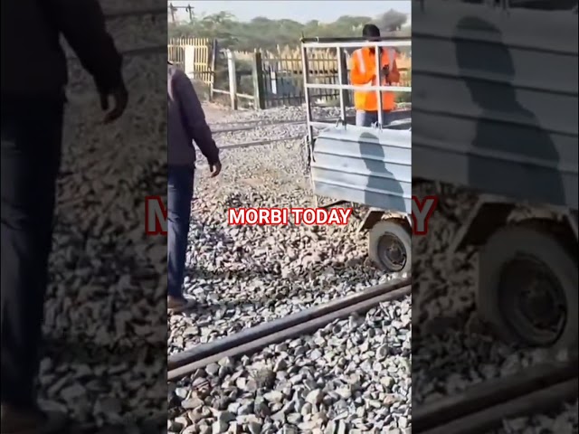 મોરબી જિલ્લામાં રેલવે ટ્રેક ઉપર ટ્રેન આવવાના સમયે જ રીક્ષા ફસાઈ જતા દોડધામ, ટ્રેનને રોકવી પડી