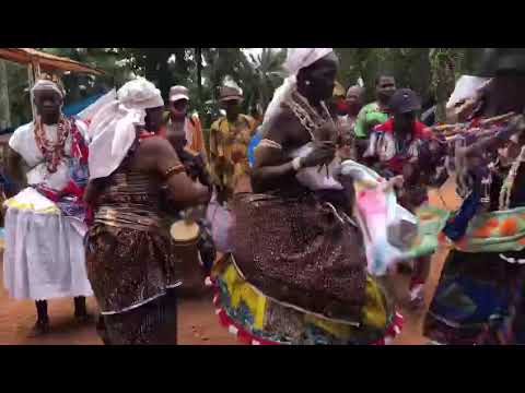 Danse des adeptes de la divinit sapkata a adjati chez sa majest Oba orisha karo jir yoruba nago