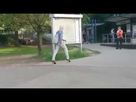 А ТУТ ЕЩЁ ДЕД НА КАБЛУКАХ ИДЁТ А ТУТ ЕЩЁ ДЕД НА КАБЛУКАХ ИДЁТ