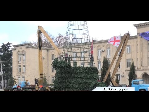 გორის ცენტრალურ მოედანზე საახალწლო ნაძვის ხეს დგამენ 13.12.2021