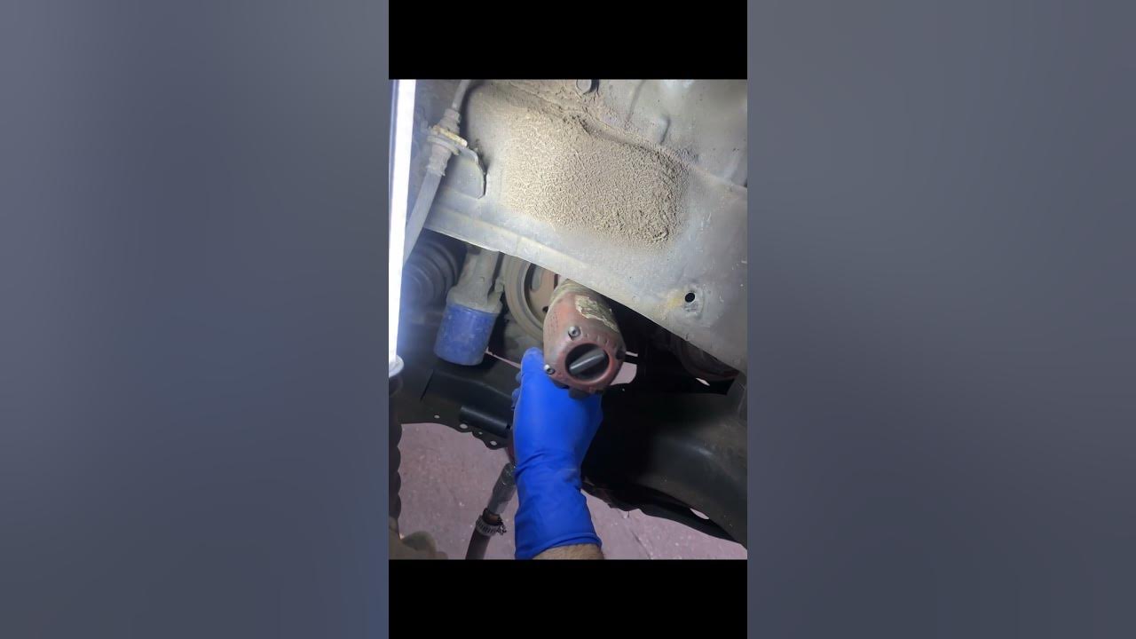 Honda odyssey crank pulley bolt - YouTube
