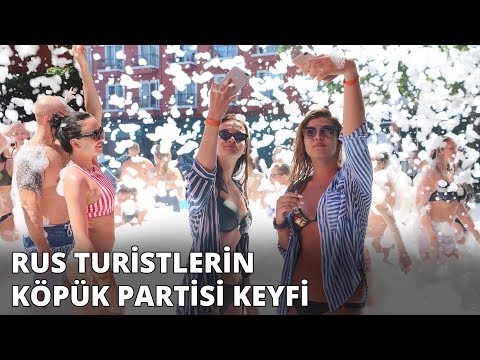 Video: Köpüklü Cuma!: Vysotskaya, Bikinili Tunik Giymiş Tatilde Dans Etmeye Başladı