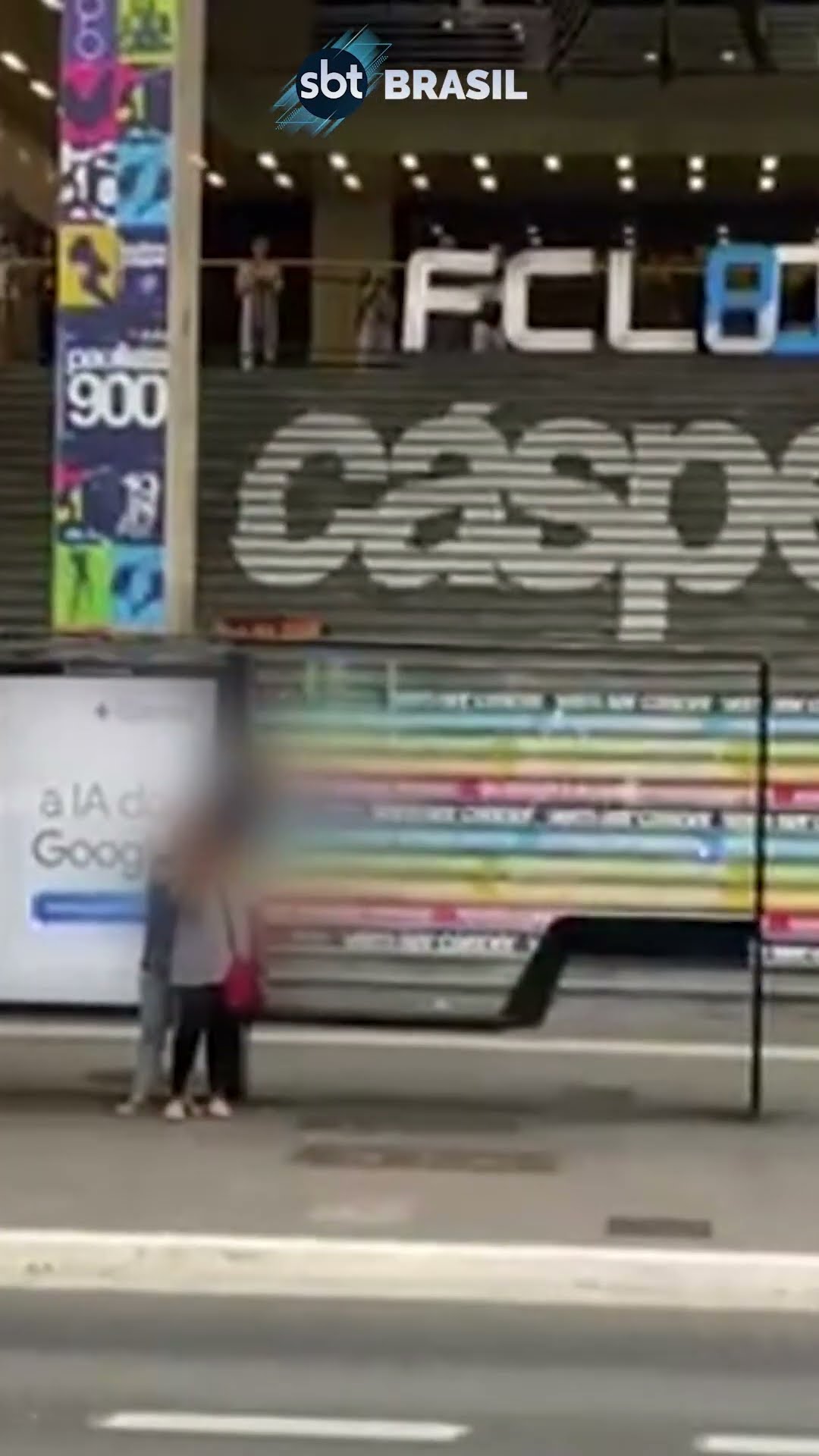 Com faca no pescoço, mulher é feita refém em ponto de ônibus na Paulista | SBT Brasil (09/12/24)