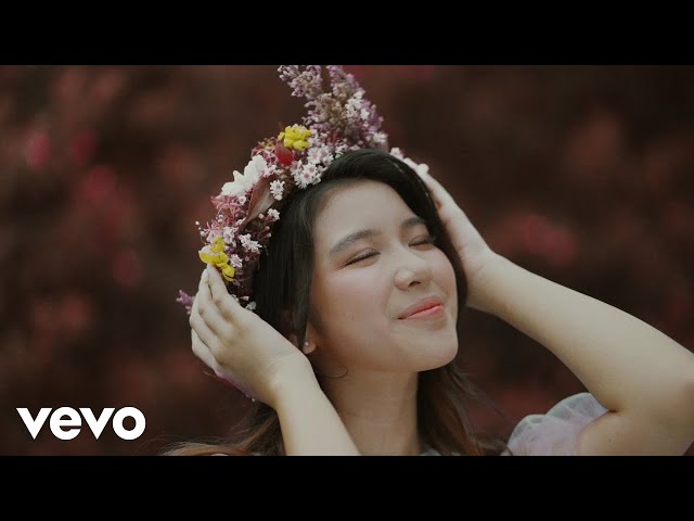 Tiara Andini - Menjadi Dia (Official Music Video) class=