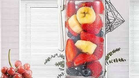 Smoothie Maker Playing is Fun Game on the Computer