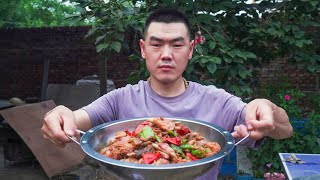 【食味阿远】老爸带回一只鸡来，阿远做“鲜椒排骨鸡”吃，大伯这顿吃得喜滋滋 | Shi Wei A Yuan