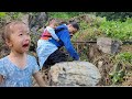 Single mother building a bridge got her foot stuck by a rock