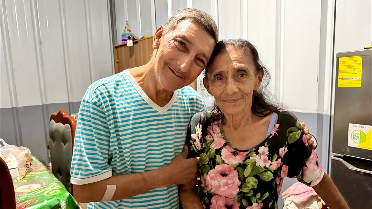 NAPO LLORA DE FELICIDAD AL REGRESAR A SU CASA CON LA ABUELITA ELBA