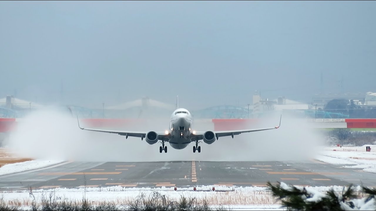 迫力 正面からの離陸の瞬間はやっぱカッコいい 富山きときと空港 19年1月 Youtube