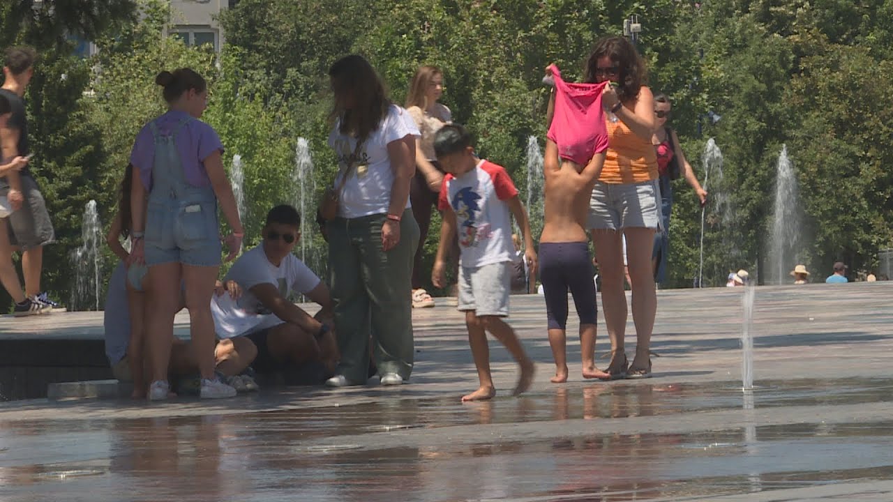 Tirana çdo vit më e nxehtë, turistët freskohen nëpër shatërvanë, shqiptarët fshihen në shtëpi