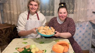 видео: Семья на кухне:пирожки с картошкой/мясом картинка: Семья на кухне:пирожки с картошкой/мясом