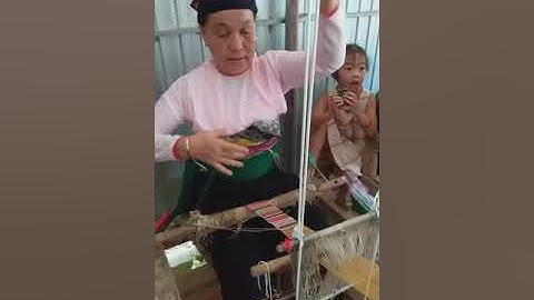 Toàn bộ khung cảnh dệt đồ thổ cẩm người Mường tại cơ sở dệt đồ thổ cẩm Bảo Hằng