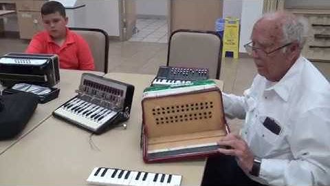 Hacking a Roland accordion - two methods - part 1 - Makers meeting Apri. 12, 2017