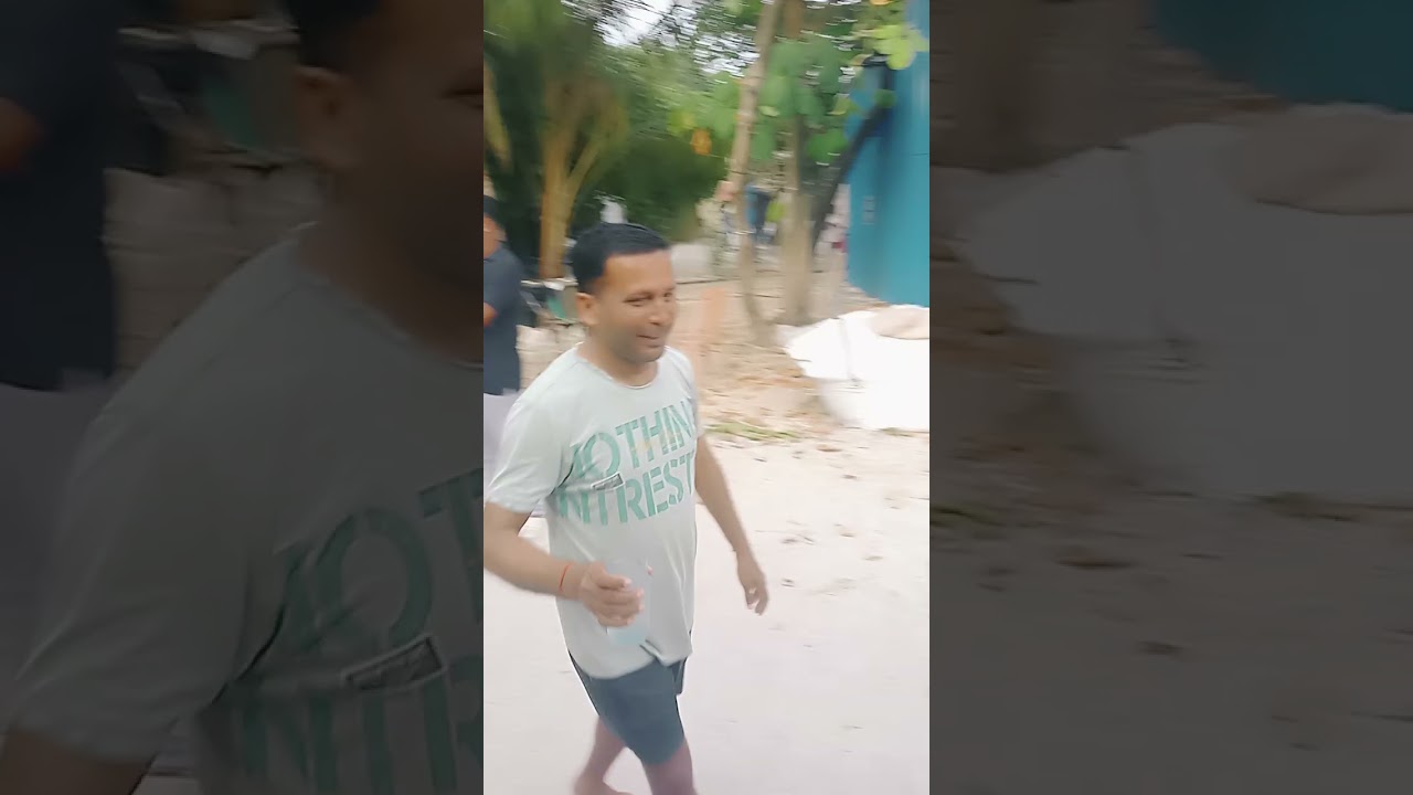 रमजान के महीने में रोजा खोलने के लिए सभी भाइयों ने नाश्ता के लिए बारी बारी से ले रहे हैं