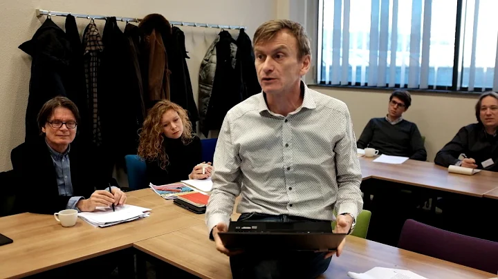 Koen van Aeken reikt de VSR scriptieprijs virtueel...