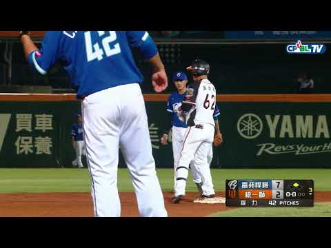 04/12 富邦 vs 統一 三局下，吳桀睿擊出右外野場地規則安打，並靠著蘇智傑的安打，奔回本壘得分