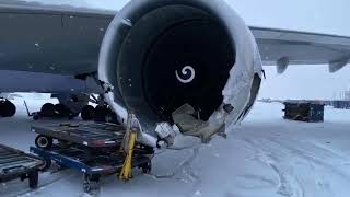 B747 China Airlines Cargo: Se desliza por la nieve y acaba impactando contra carros de equipaje